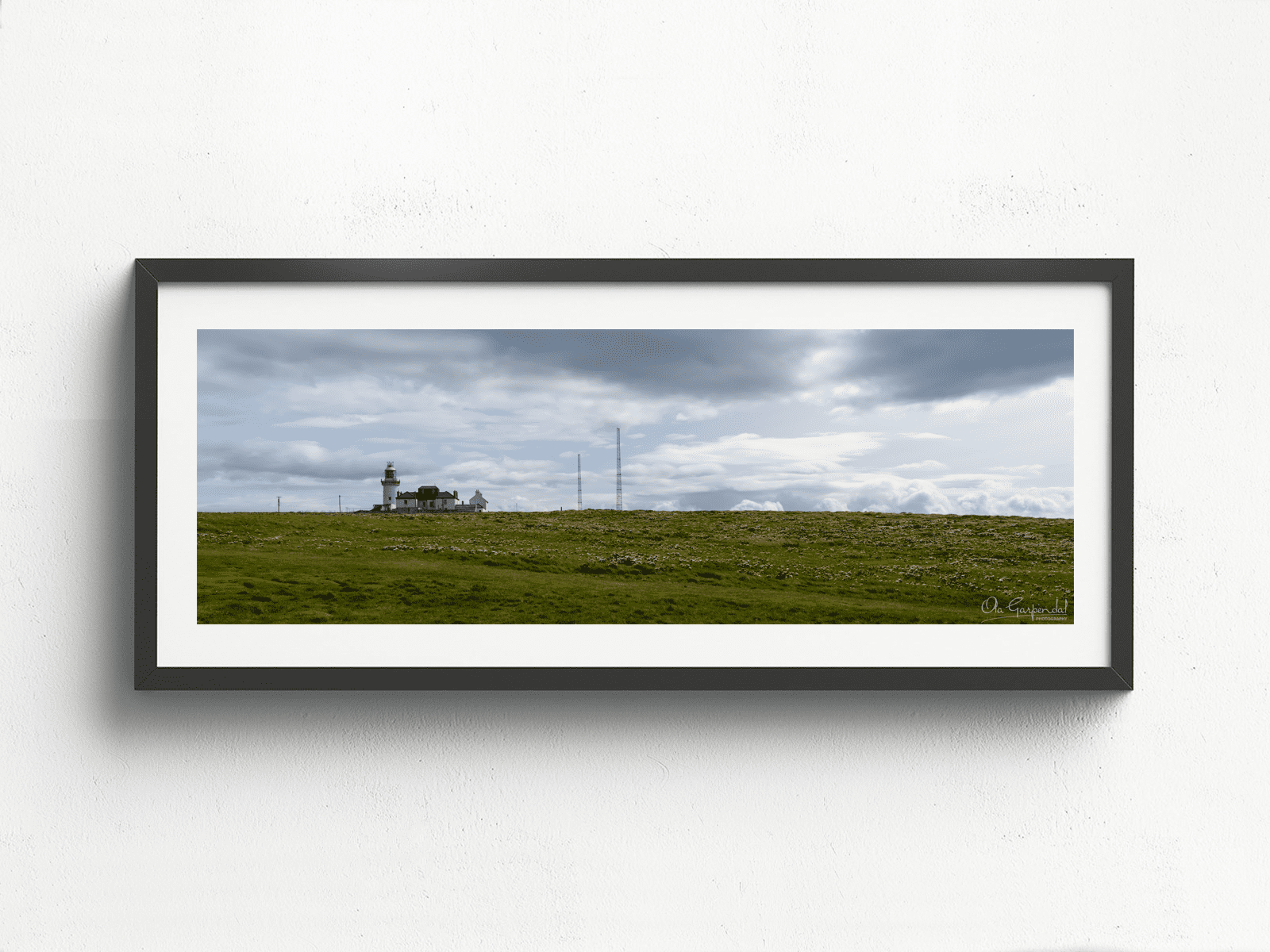 Loophead Lighthouse 1-3 L Black Frame on small wall