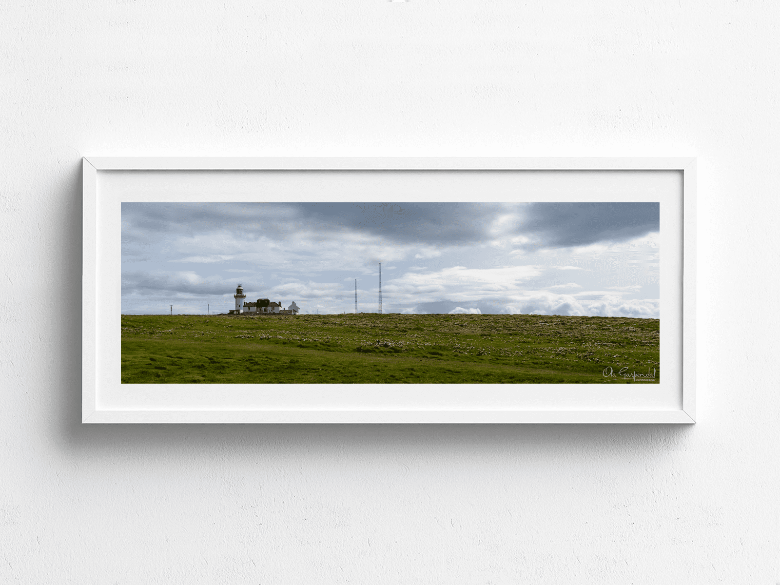 Loophead Lighthouse 1-3 L White Frame on small wall